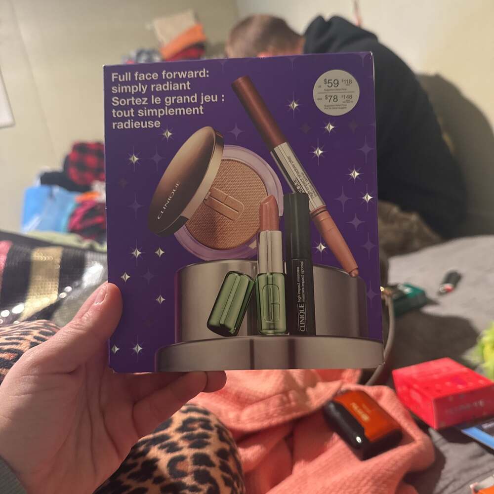 Clinique Full Face Forward: Simply Radiant Makeup Gift Set